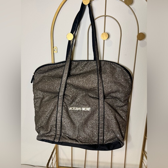 Victoria's Secret Handbags - EUC Victorias Secret 17” x 15” Weekend bag